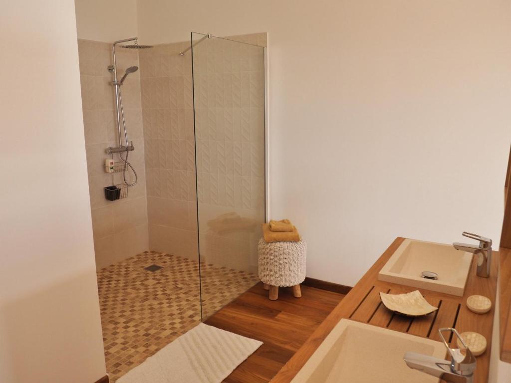 Salle de bain avec parquet bois et double vasque