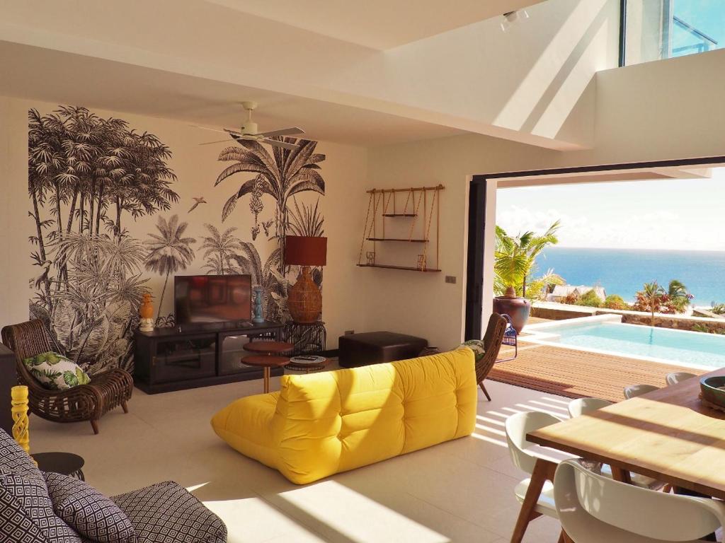 Salon contemporain de la villa avec vue océan