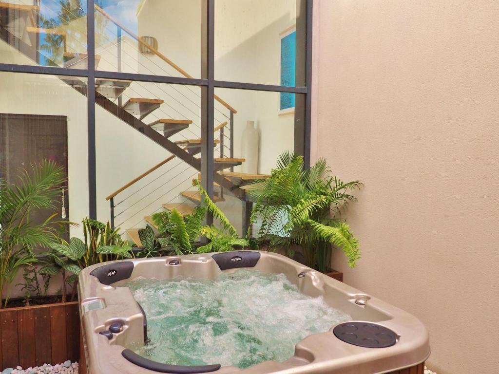 Jacuzzi privatif et patio végétalisé