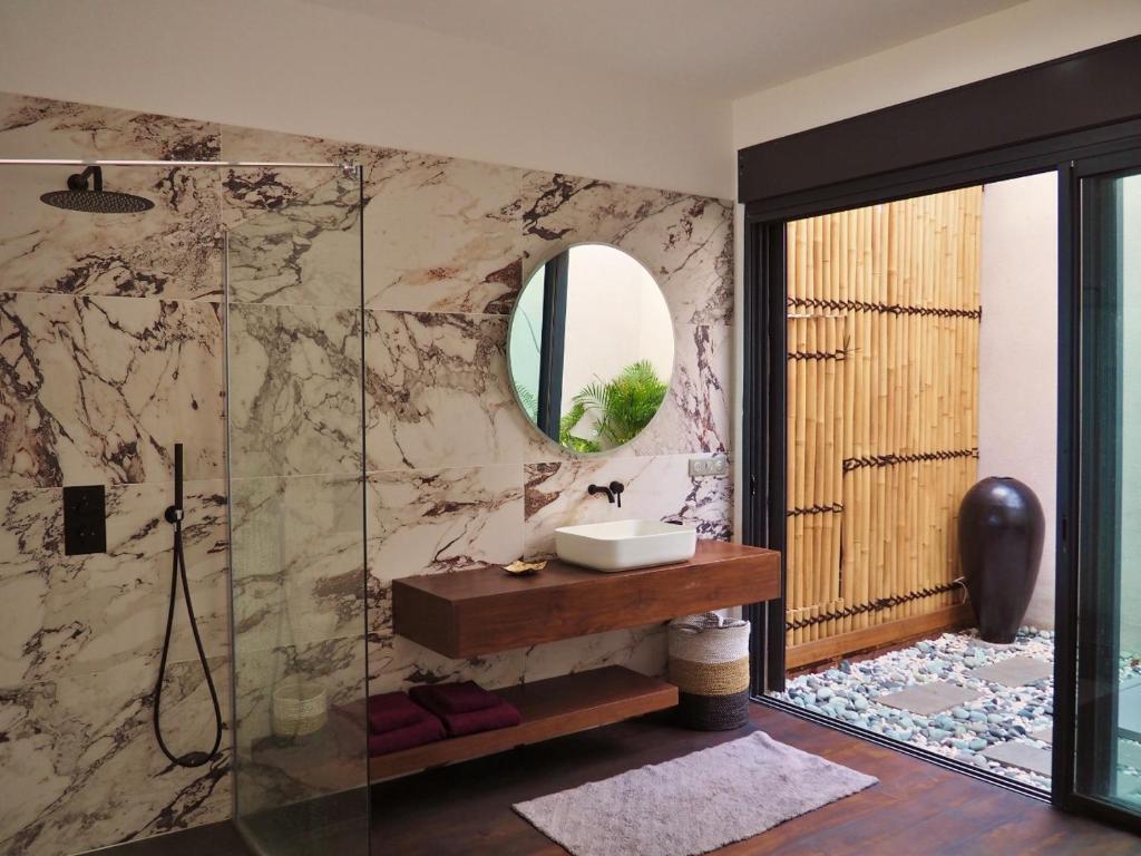 Salle de bain marbre avec douche à l'italienne